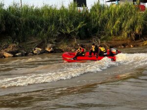 División Fluvial del Benemérito Cuerpo de Bomberos de Milagro activó operativo de búsqueda y rescate en el río Chimbo